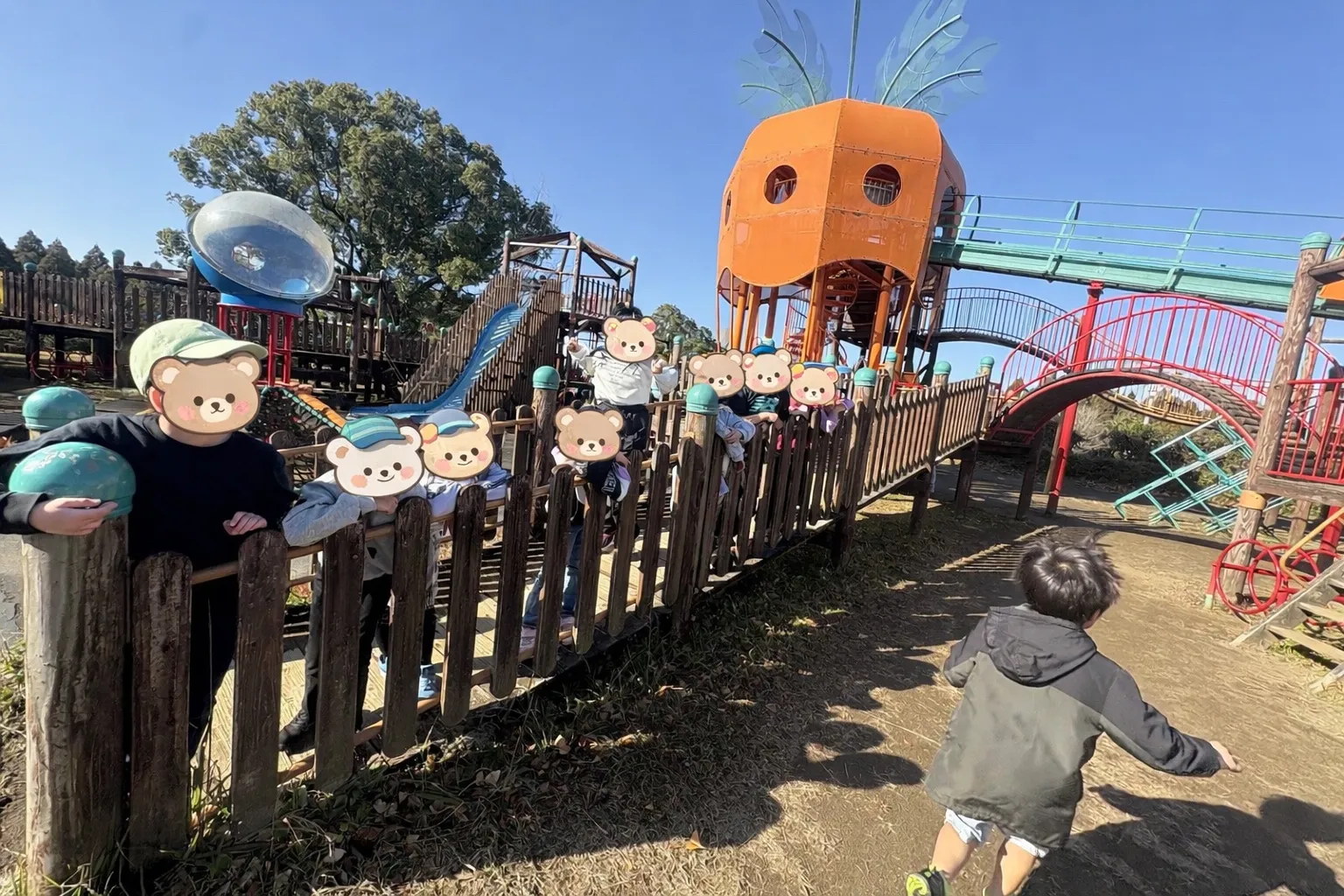 公園で遊ぶ様子