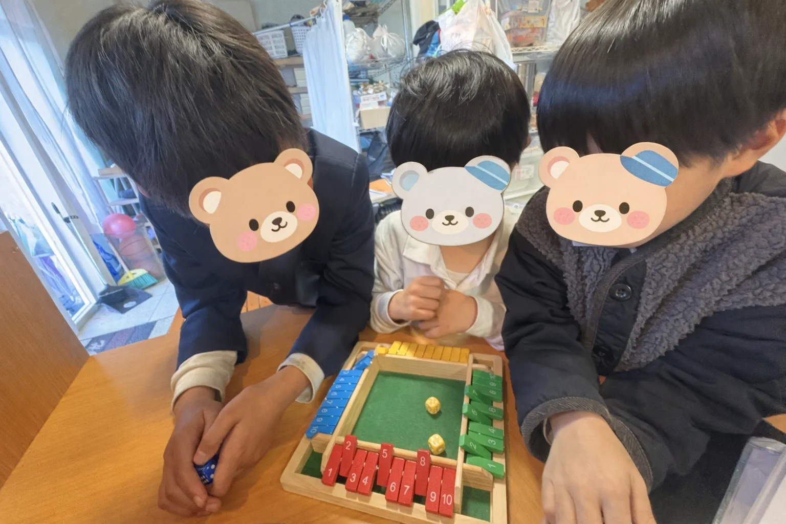 木製のボードゲームで遊ぶ子供たち